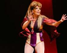 “Super Ela”, espetáculo escrito e estrelado pela atriz Flávia Reis, faz temporada no RJ Teatro