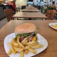 Evento celebra Dia Mundial do Hambúrguer com sanduíches à vontade em Goiânia Gastronomia