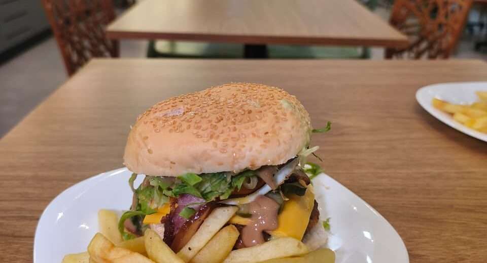 Evento celebra Dia Mundial do Hambúrguer com sanduíches à vontade em Goiânia Gastronomia