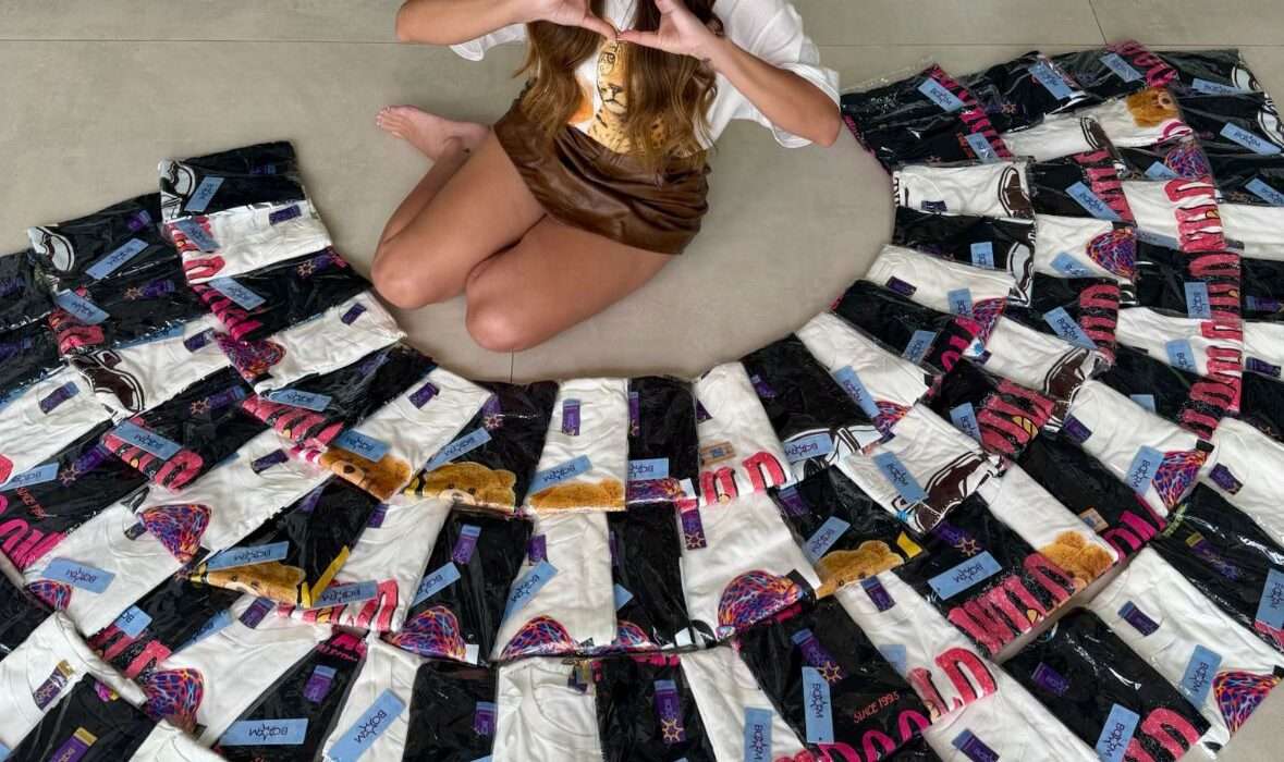 Influenciadora Thays Jubé doa 100 camisetas da marca BOOM para campanha do agasalho em Goiânia Celebridades