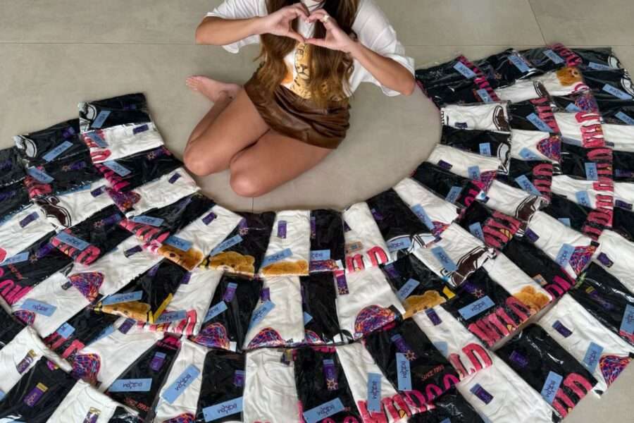 Influenciadora Thays Jubé doa 100 camisetas da marca BOOM para campanha do agasalho em Goiânia Celebridades