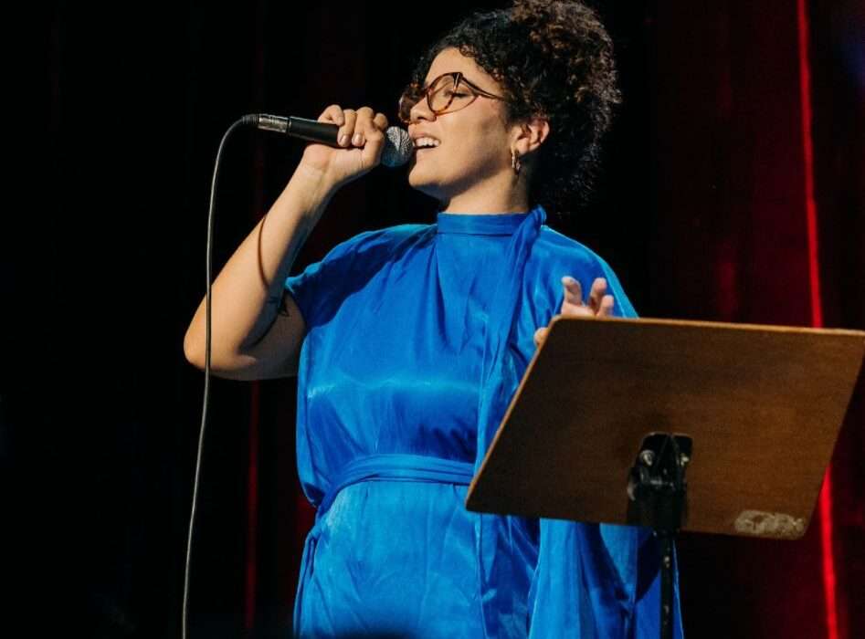 Rebecca Pacheco abre cerimônia do 4º Prêmio Engenho Mulher com pocket show estudos