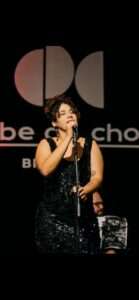 Rebecca Pacheco abre cerimônia do 4º Prêmio Engenho Mulher com pocket show estudos