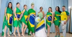 Estilista Edson Eddel transforma paixão pelo Brasil em luxo: coleção de noivas inspirada na Copa encanta o Brasil Colunismo Social
