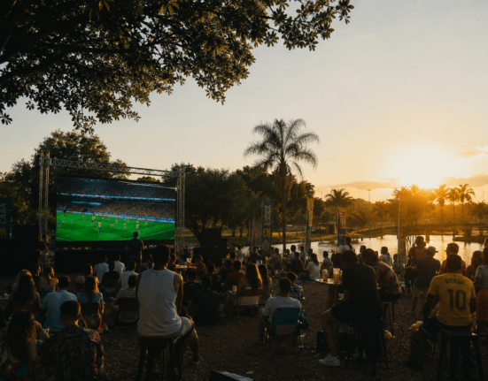 Referência mundial em diversidade, hospitalidade e turismo LGBTQIA+, o Rio de Janeiro celebra mais uma edição do Circuito Rio de Cores, iniciativa do Visit Rio em parceria com a Câmara de Comércio e Turismo LGBT do Brasil. Em 2026, a campanha reúne hotéis, atrações turísticas, restaurantes, espaços culturais e empreendimentos de entretenimento em uma grande mobilização pelo respeito, pela inclusão e pela valorização da comunidade LGBTQIA+. Entre os destaques desta edição está o Roxy Dinner Show, que aderiu ao circuito oferecendo 10% de desconto nos ingressos mediante o uso do cupom ORGULHOROXY durante o período da campanha. Outro participante é o AquaRio, que integra as celebrações com uma iluminação especial em seu icônico esqueleto de baleia, iluminado com as cores do arco-íris em homenagem ao Mês do Orgulho. A rede hoteleira também marca presença de forma expressiva. Grandes empreendimentos aderiram ao Circuito Rio de Cores, reforçando o compromisso do setor com a diversidade e a hospitalidade. Participam hotéis das bandeiras Accor, incluindo Fairmont Rio, Santa Teresa MGallery, Novotel, Mercure, Ibis e Joe&Joe Largo do Boticário, além de nomes como Grand Hyatt Rio de Janeiro, JW Marriott, Hilton Copacabana, Hilton Barra, Yoo2 Rio, Radisson Barra, Pestana Rio Atlântica, Sol Ipanema Hotel, Prodigy Santos Dumont, Lagune Barra Hotel, Intercity Porto Maravilha e Linx Galeão, entre outros. Os estabelecimentos oferecem benefícios especiais, descontos em hospedagens, experiências exclusivas e ações de acolhimento voltadas aos visitantes que escolhem o Rio para celebrar o Mês do Orgulho, em junho na cidade carioca. A adesão maciça da hotelaria demonstra o fortalecimento do turismo LGBTQIA+ na cidade, segmento que movimenta a economia, gera empregos e contribui para consolidar o Rio de Janeiro como um dos destinos mais desejados e inclusivos do mundo. Mais do que uma campanha promocional, o Circuito Rio de Cores tornou-se um símbolo da capacidade carioca de acolher diferentes identidades, histórias e trajetórias. Ao reunir empresas comprometidas com a diversidade, a iniciativa reafirma que o Rio segue colorido, plural e aberto para receber todas as pessoas com respeito e pertencimento. Geral