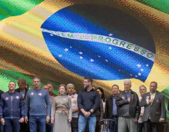Carlos Lupi, do PDT, e Edinho Silva, do PT, participam do lançamento das pré-candidaturas de Requião Filho e Gleisi Hoffmann, no Paraná Rio de janeiro