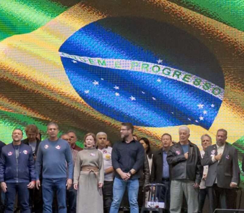 Carlos Lupi, do PDT, e Edinho Silva, do PT, participam do lançamento das pré-candidaturas de Requião Filho e Gleisi Hoffmann, no Paraná Rio de janeiro