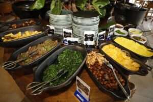 Feijoada, samba e boa mesa marcam o sábado no Fuego Alma e Vino Gastronomia