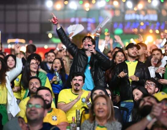 Arena Nº1: torcedores em Goiânia comemoram classificação do Brasil com samba de Xande de Pilares Diversão