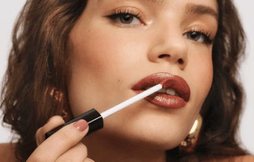Avon destaca maquiagens em tons terrosos e fechados para o inverno Beleza