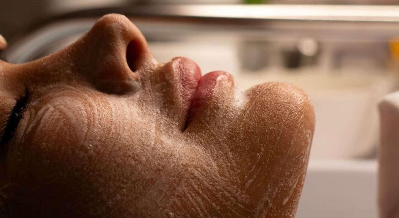 Banhos quentes e menos água são hábitos comuns do inverno que podem comprometer a saúde da pele Beleza