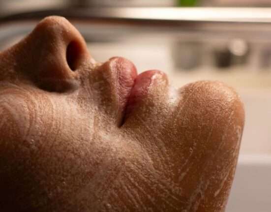 Banhos quentes e menos água são hábitos comuns do inverno que podem comprometer a saúde da pele Beleza