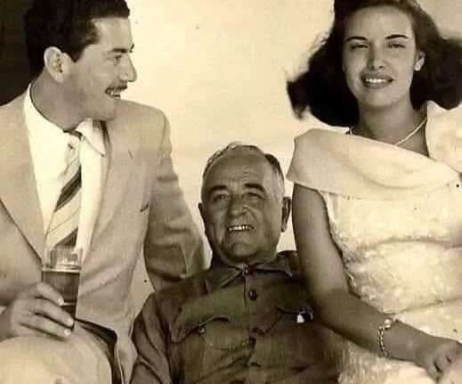 Ela ficou entre o irmão e o marido Rio de janeiro