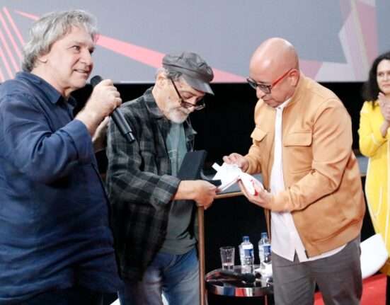 Walter Lima Jr recebeu a Medalha Darcy Ribeiro, no III Festival de Cinema e Política de Maricá Música