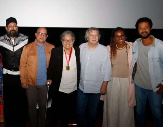 Cineasta Adelia Sampaio recebeu a Medalha Darcy Ribeiro, no III Festival de Cinema e Política de Maricá Rio de janeiro