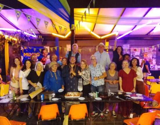 O curador Paulo Melo festeja aniversário ao chegar da Índia rodeado de amigos Colunismo Social