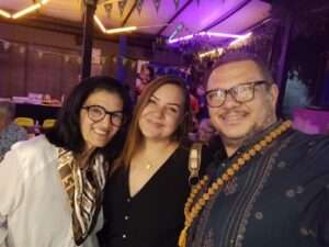 O curador Paulo Melo festeja aniversário ao chegar da Índia rodeado de amigos Colunismo Social