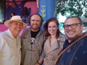 O curador Paulo Melo festeja aniversário ao chegar da Índia rodeado de amigos Colunismo Social