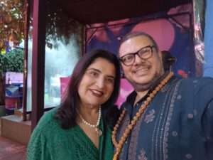 O curador Paulo Melo festeja aniversário ao chegar da Índia rodeado de amigos Colunismo Social