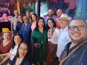 O curador Paulo Melo festeja aniversário ao chegar da Índia rodeado de amigos Colunismo Social