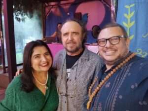 O curador Paulo Melo festeja aniversário ao chegar da Índia rodeado de amigos Colunismo Social