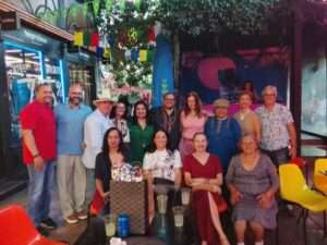 O curador Paulo Melo festeja aniversário ao chegar da Índia rodeado de amigos Colunismo Social
