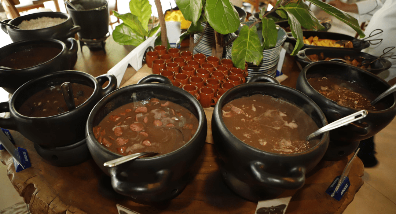 Feijoada, samba e boa mesa marcam o sábado no Fuego Alma e Vino Gastronomia