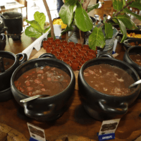 Feijoada, samba e boa mesa marcam o sábado no Fuego Alma e Vino Geral