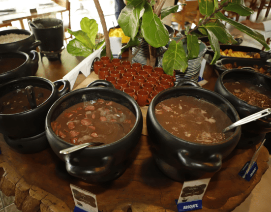 Feijoada, samba e boa mesa marcam o sábado no Fuego Alma e Vino Gastronomia