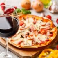 Dia Mundial da Pizza impulsiona interesse por harmonização entre vinhos e sabores clássicos Gastronomia