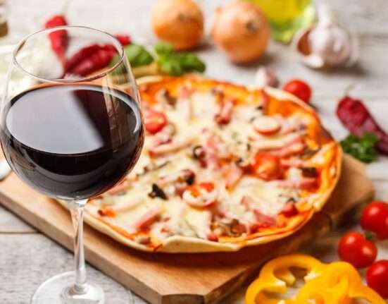 Dia Mundial da Pizza impulsiona interesse por harmonização entre vinhos e sabores clássicos Gastronomia
