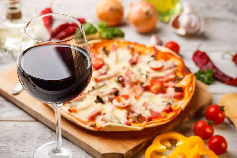 Dia Mundial da Pizza impulsiona interesse por harmonização entre vinhos e sabores clássicos Gastronomia