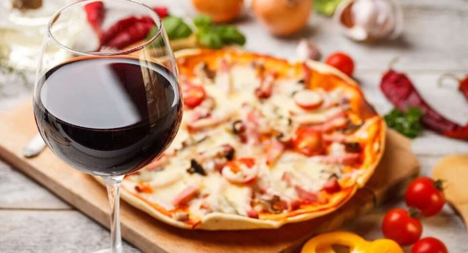 Dia Mundial da Pizza impulsiona interesse por harmonização entre vinhos e sabores clássicos Gastronomia