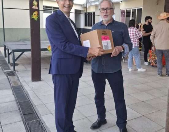 Entrega de equipamento para a pesquisa, na UFRJ Colunismo Social