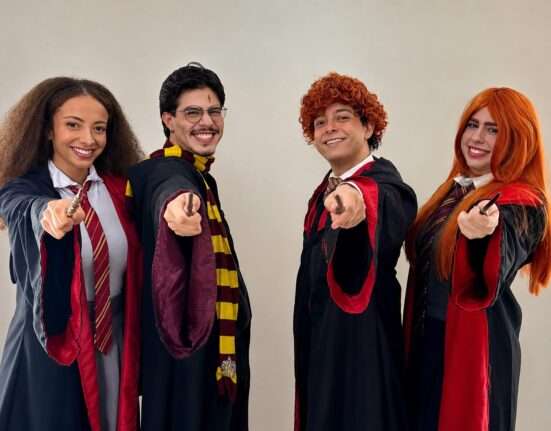 Um Reles Potter – O Musical transporta o público para a escola de bruxaria mais famosa do mundo Montagem da Bailacci é inspirada no universo bruxo Rio de janeiro