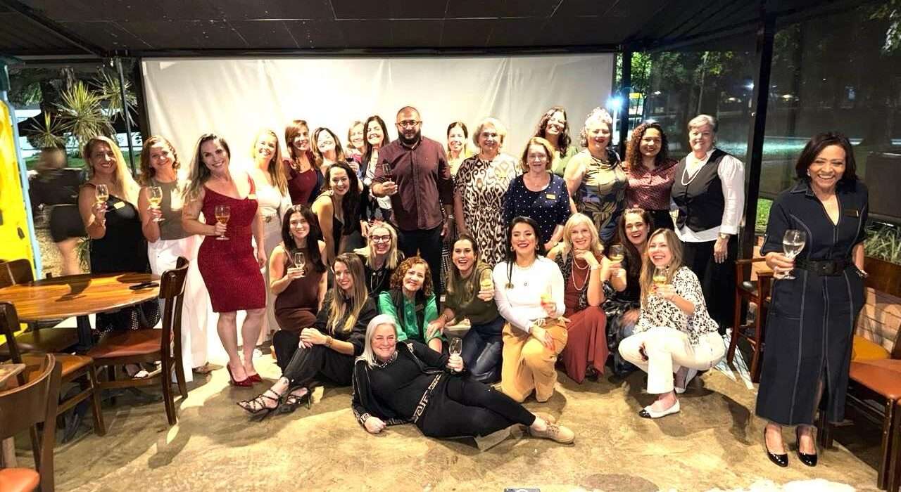 Comunidade Mulheres do Vinho de Brasília celebra 1 ano com almoço exclusivo na capital Gastronomia