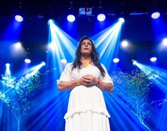 Índio Behn apresenta "Como Ser Tóxica e Influenciar Pessoas" no dia 8 de agosto Teatro
