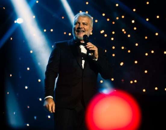 Clássicos de Frank Sinatra ganham tributo em voz e piano no Teatro Nacional Moda