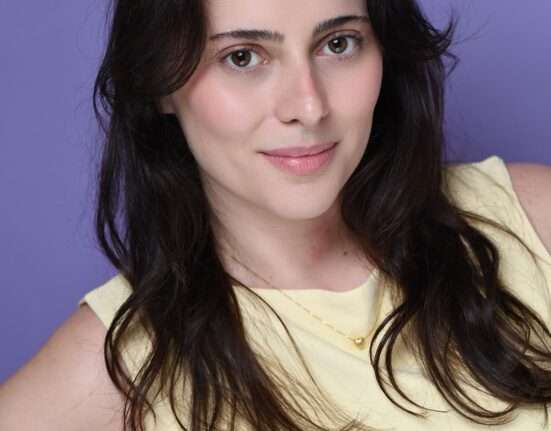 Atriz brasiliense Nicole Basevi amplia carreira entre cinema e teatro em Los Angeles Celebridades