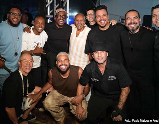 Fundo de Quintal, Thiaguinho, Sorriso Maroto, Mumuzinho e Yan no palco do Samba Brasil Cultura